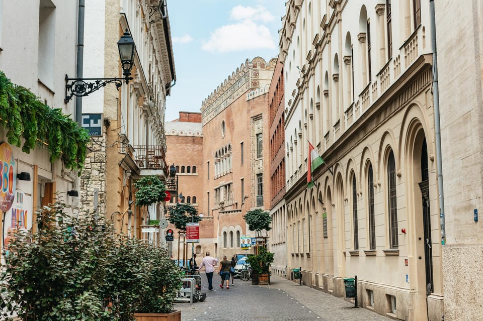 Budapest: Jewish History Guided Walking Tour with Historian - A Deep Dive into the Tour Experience