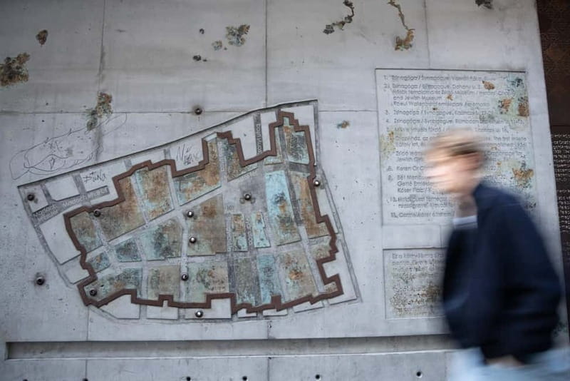 Budapest: Jewish Quarter Walking Tour with Synagogue Entry - Key Points