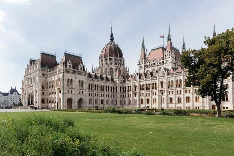 Budapest: Parliament & Its Surroundings Tour with Folk Music - An Authentic, Well-Rounded Look at Budapests Highlights