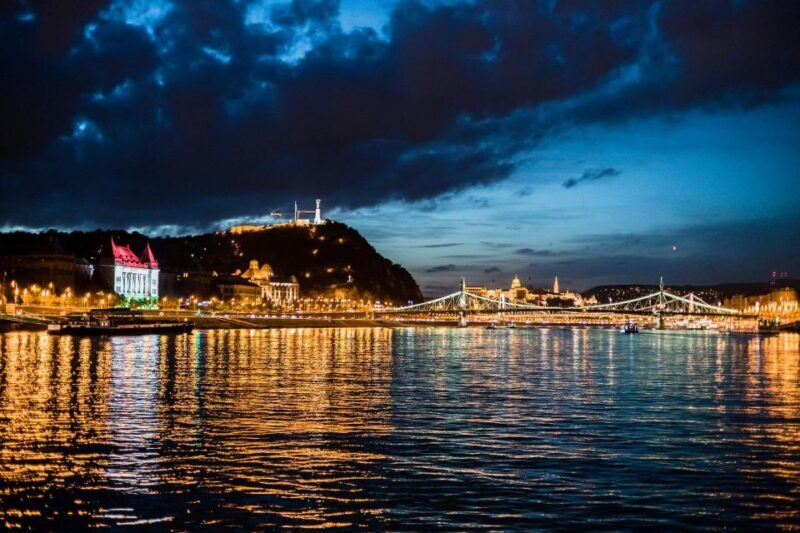Budapest: Premium Sightseeing Cruise with Tokaj Frizzante - Setting the Scene: What to Expect on the Cruise
