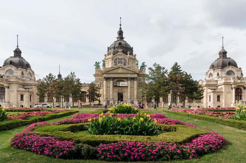 Budapest Thermal Baths Tour & Folk Music Performance - Discovering Budapest: A city of thermal waters and stories