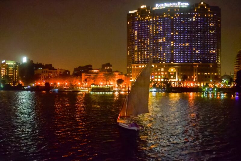 Cairo: Dinner Cruise on the Nile River With Entertainment - Dining Experience