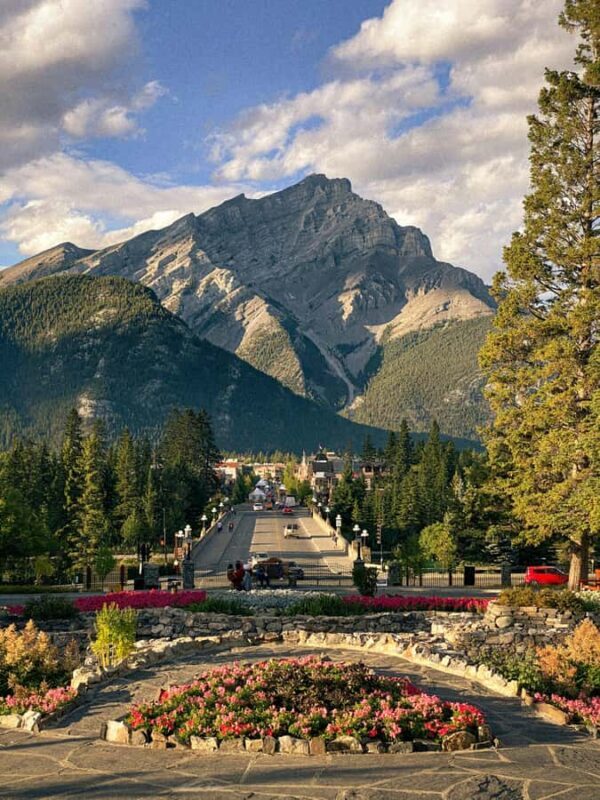 Calgary: Banff, Lakes, & Gondola Private Tour with Transfers - FAQs