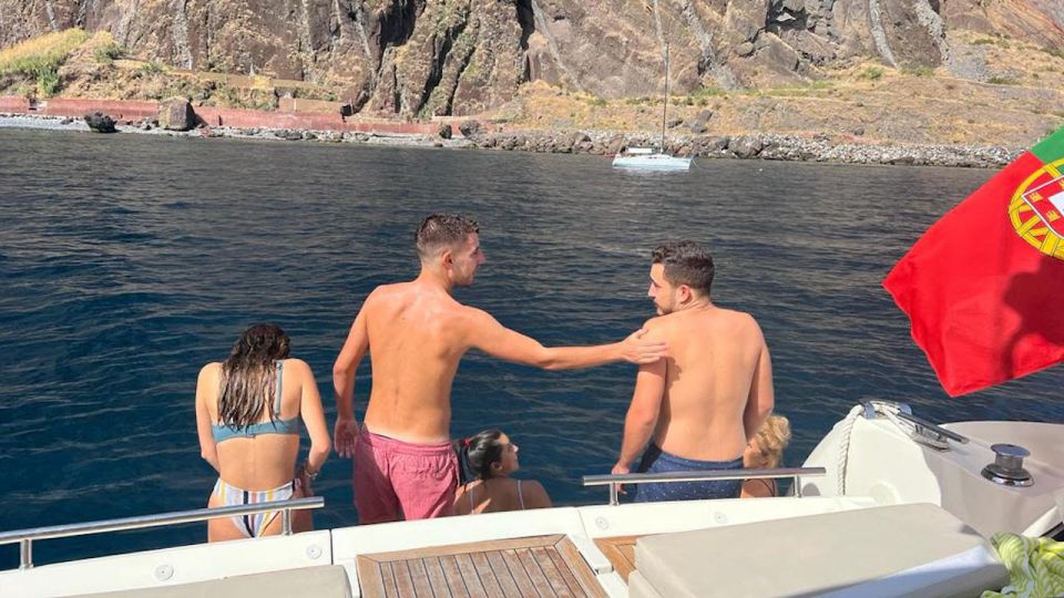 Calheta: Private Charter – Aestus Luxury Boat - Admire the Atlantic Ocean