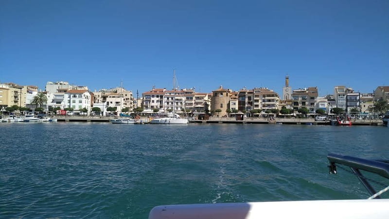 Cambrils/Salou: Coastline Catamaran 3h with drinks ,bed - Comfort and Convenience