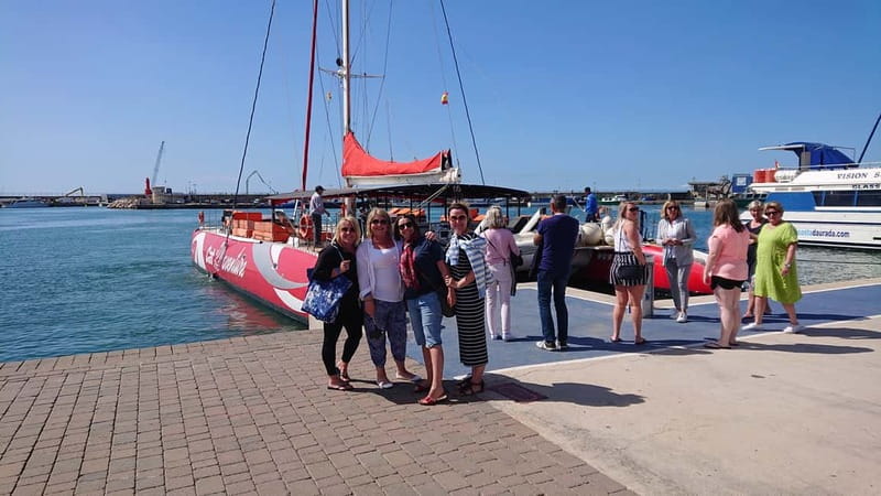 Cambrils/Salou: Coastline Catamaran 3h with drinks ,bed - FAQs