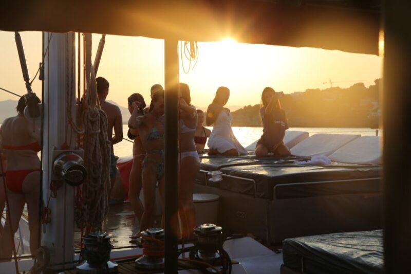 Cambrils: Sunset Catamaran Cruise with Drinks - Key Points