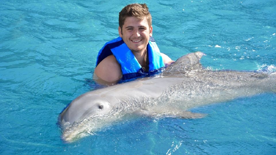 Cancún: Dolphin Encounter on Isla Mujeres With Buffet - Delicious Buffet Lunch