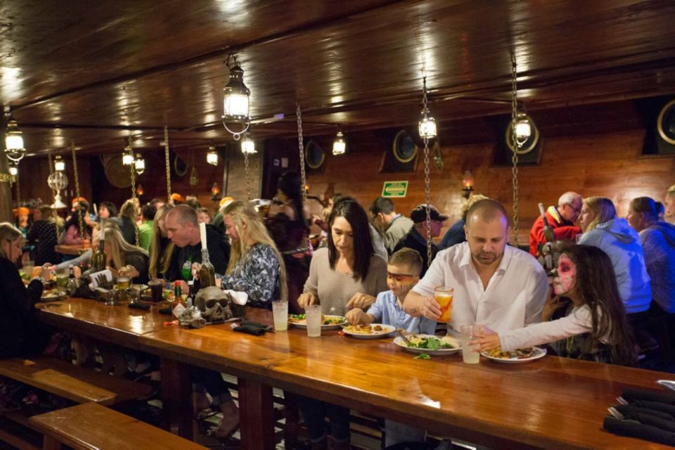 Cancún: Jolly Roger Pirate Dinner Cruise - Premium Open Bar