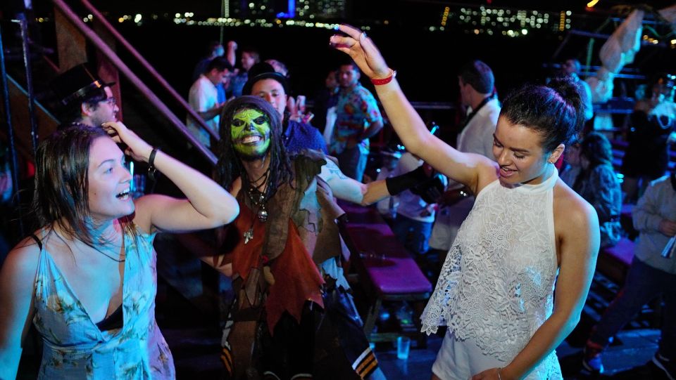 Cancún: Jolly Roger Pirate Dinner Cruise - Deluxe Gourmet Dinner