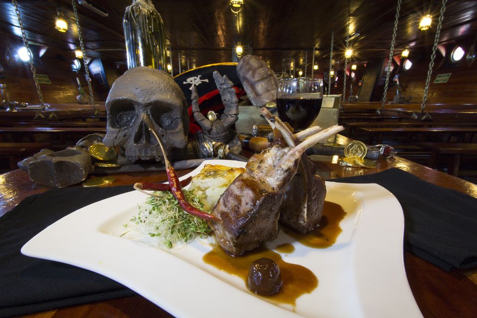 Cancún: Jolly Roger Pirate Dinner Cruise - Sailing in Cancun Bay