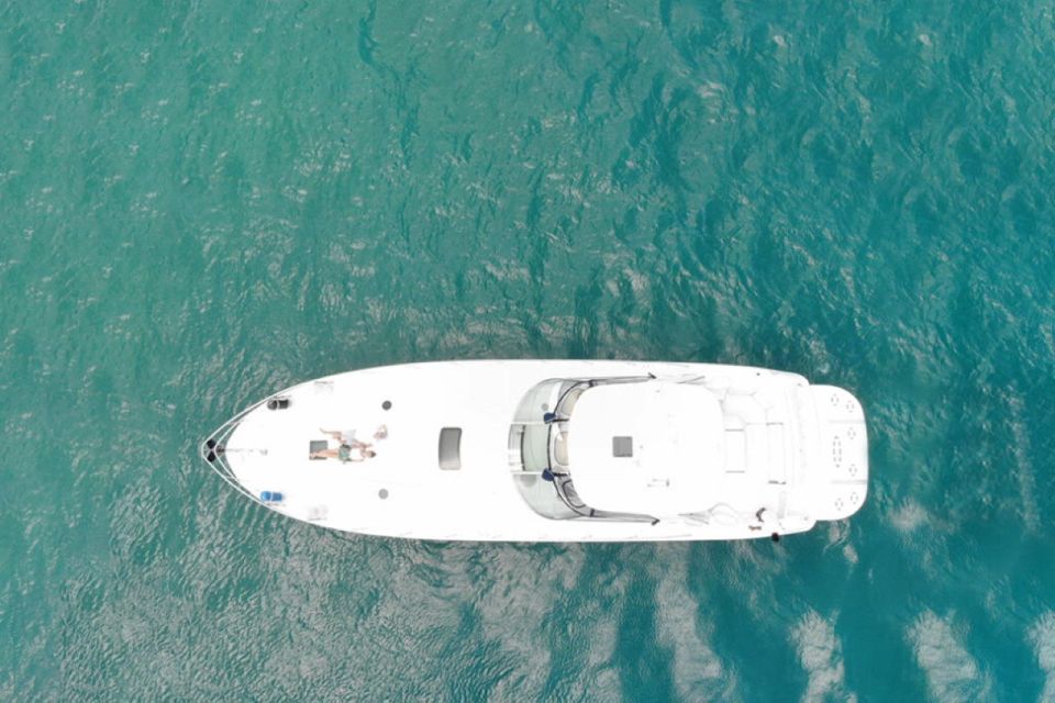 Cancun Private Yacht Sea Ray Sundancer 60 Feet - Accommodations and Capacity