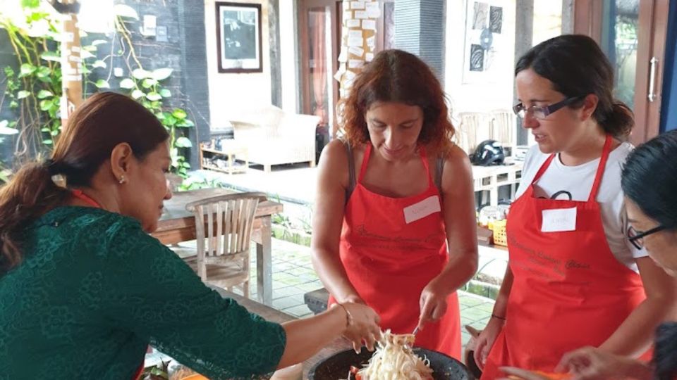 Canggu: Balinese Dishes Cooking Classs With Locals - Communal Dining Experience
