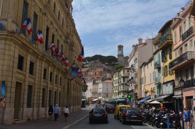 Cannes: Express Walk With a Local in 60 Minutes - Discovering Le Suquet: The Old Town