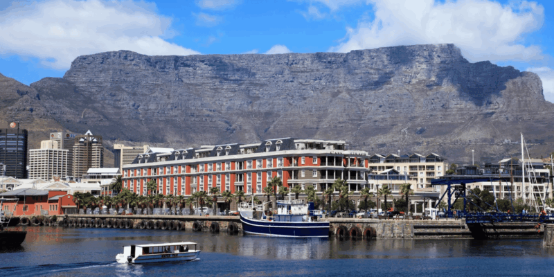 Cape Town: Robben Island& Bo-Kaap and Signal Hill Day Tour - Discovering the Vibrant Bo-Kaap Neighborhood