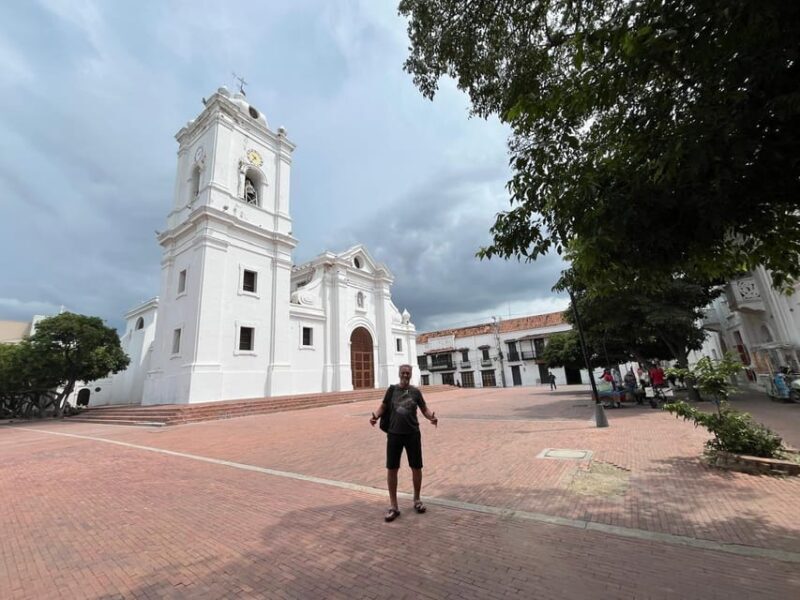 Cartagena: Barranquilla and Santa Marta BILINGUAL GUIDE - The Bottom Line