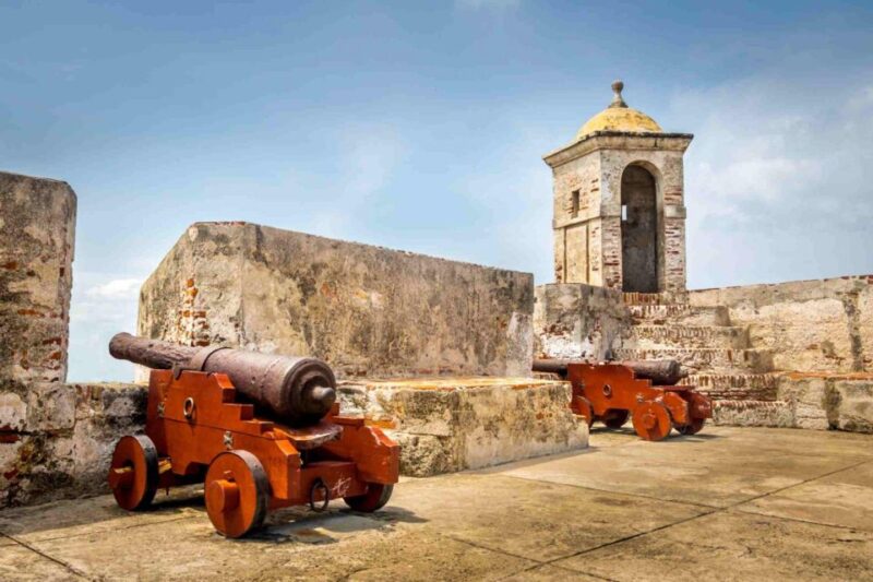 Cartagena: BILINGUAL CITYTOUR SAN FELIPE CASTLE & Old City - Exploring Cartagenas Old Town