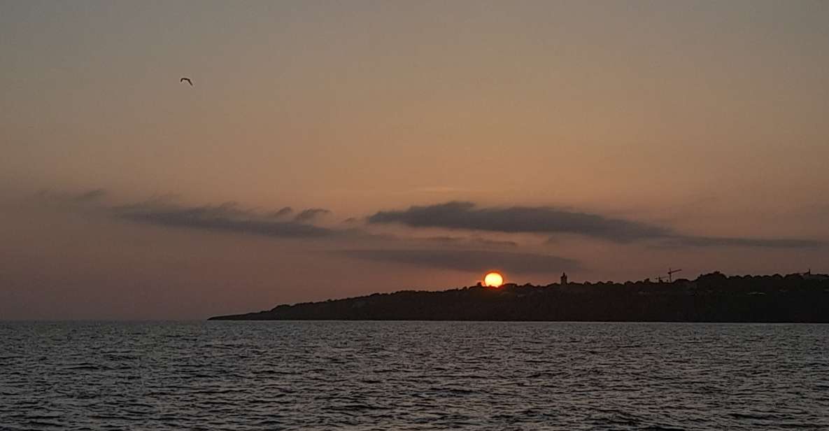 Cascais: Sunset Boat Trip With Welcome Drinks - Key Points