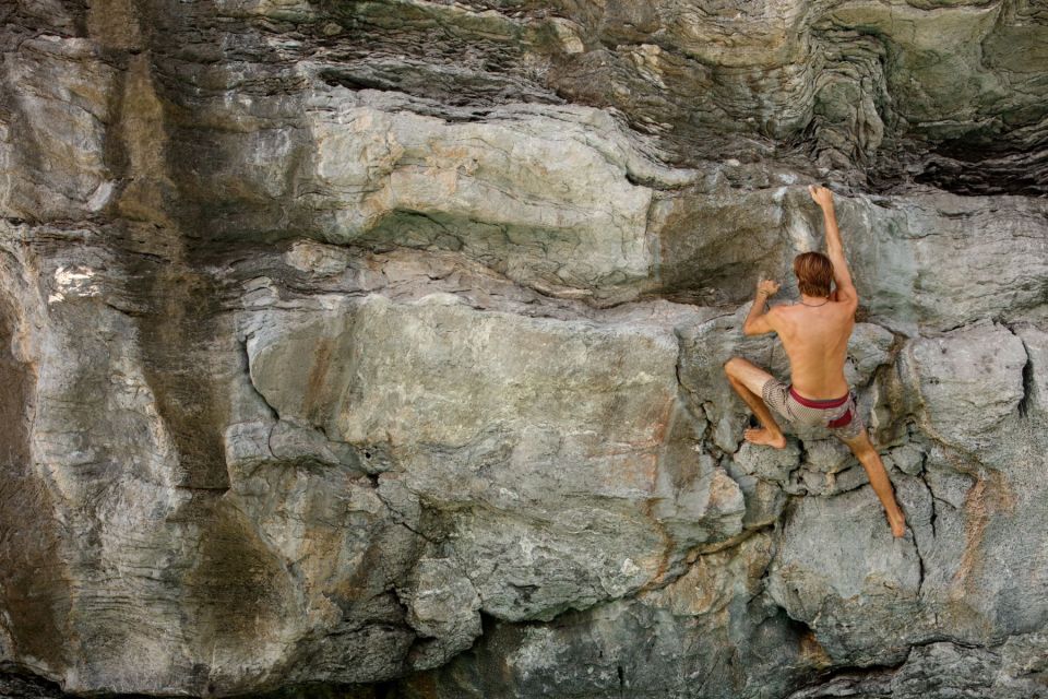 Cat Ba: Advanced Rock Climbing & Cliff Jumping Boat Tour - Embracing the Thrill of Cliff Jumping