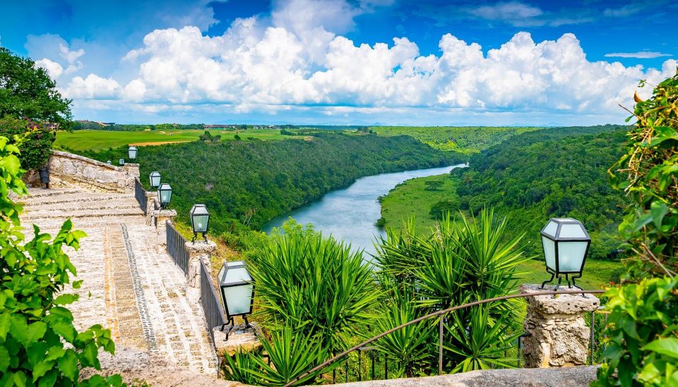 Catalina Island & Altos De Chávon Full-Day Tour - Traditional Dominican Lunch