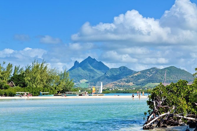 Catamaran Experience to Ile Aux Cerf: Incl: Parasailing, Lunch, GRSE & Transfer - Key Points