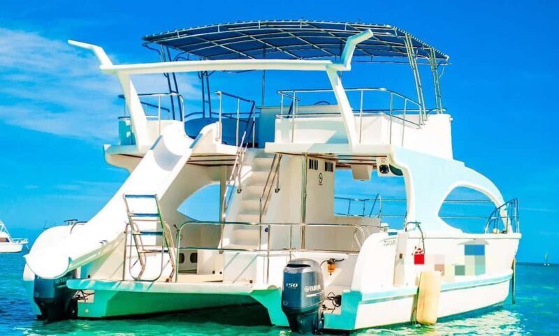 Catamaran party Boat con open bar y snorkeling en punta cana - The Sum Up