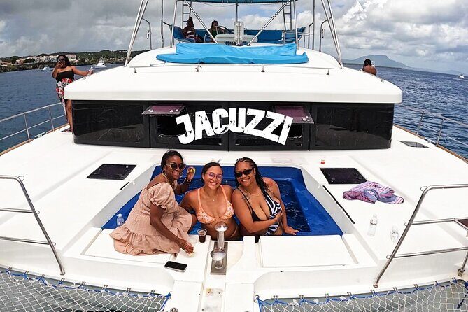 Catamaran with jacuzzi for groups Lunch and drinks Puerto plata - Key Points
