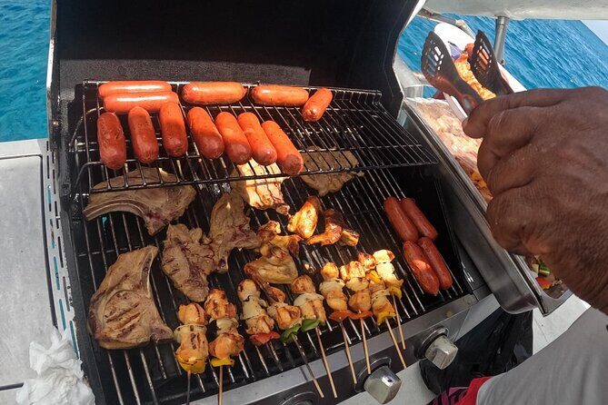 Catamaran with jacuzzi for groups Lunch and drinks Puerto plata - Who Should Consider This Tour?