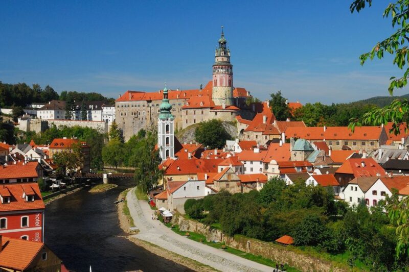 Cesky Krumlov: Private One-Way Transfer to Salzburg - Service Details