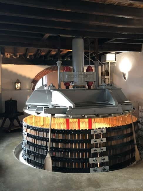 Champagne: Boutique Houses Tour with Restaurant (Private) - Key Points  
