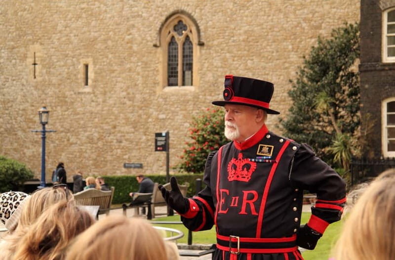 Changing of Guard & Tower of London Beefeater Meet & Greet - Photo Stops: Buckingham Palace, Westminster Abbey, Big Ben, and Parliament