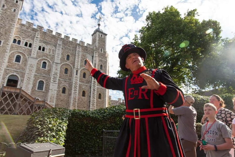 Changing of Guard & Tower of London Beefeater Meet & Greet - Scenic Thames River Cruise