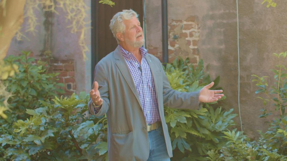 Charleston: Hidden Alleyways Walking Tour With Museum Ticket - Charlestons History and Founders