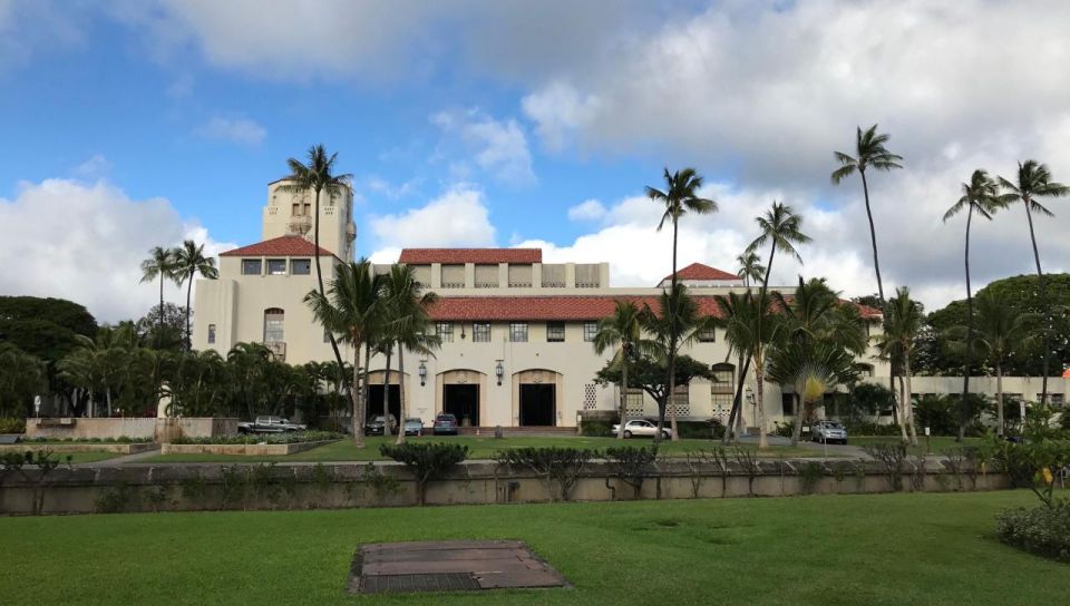 Charms of Honolulu Walking Tour for Couples - Admiring Aliiolani Hale