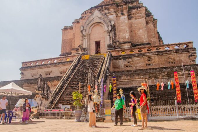 Chiang Mai: 3 Hour Old City and Temples Guided Walking Tour - Discovering Wat Phan Tao
