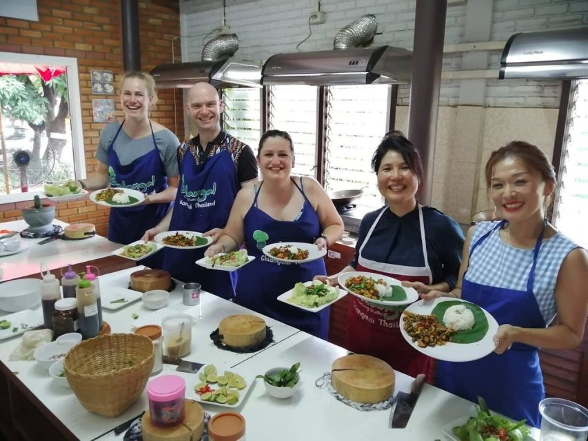 Chiang Mai: Evening Cooking Class and Local Market Visit - Market Tour and Organic Garden
