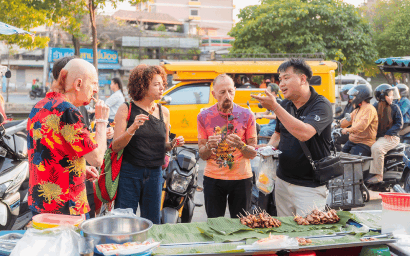 Chiang Mai: Evening Sightseeing and Local Food Guided Tour - Key Points