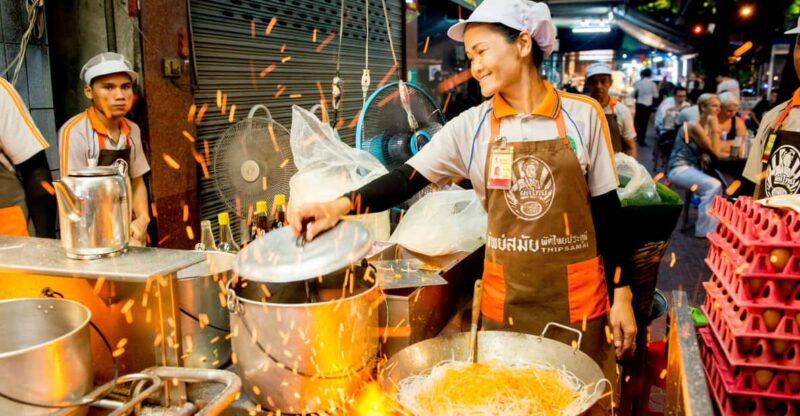 Chiang Mai: Evening Sightseeing and Local Food Guided Tour - Cultural and Culinary Experience