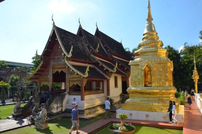 Chiang Mai: Historic Temples and City Guided Walking Tour - Discovering the Three Kings Monument