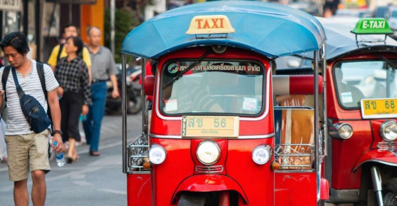 Chiang Mai: Tuk-Tuk Evening Tour With Temples & Street Foods - Key Points