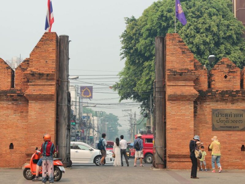 Chiang Mai: Tuk-Tuk Evening Tour With Temples & Street Foods - Itinerary Highlights