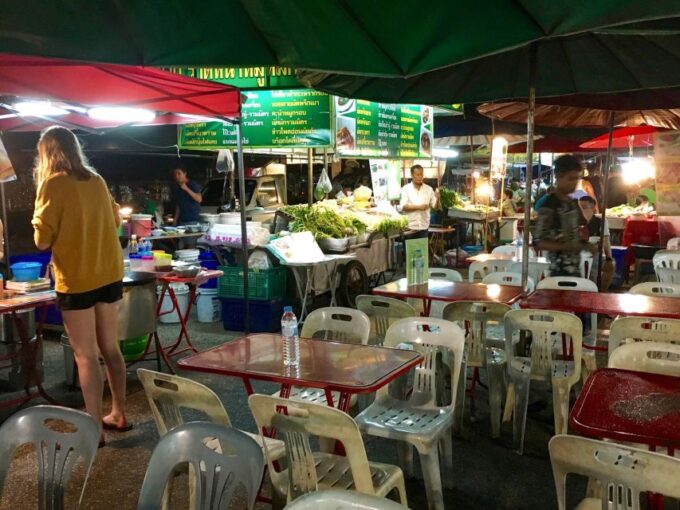 Chiang Mai: Tuk-Tuk Evening Tour With Temples & Street Foods - Dress Code and What to Bring