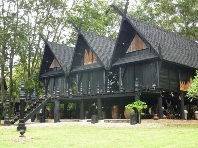Chiang Rai: White & Blue Temples, Black House & Lunch, Guide - Visiting the Blue Temple (Wat Rong Suea Ten) and the Black House (Baan Dam Museum)