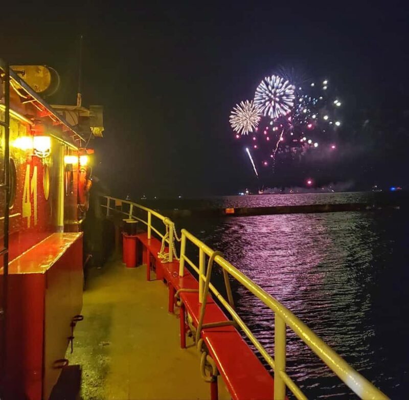 Chicago: Fireworks Cruise on a Historic Fireboat - Key Points