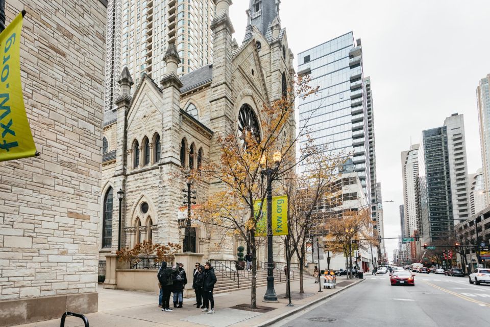 Chicago: Gangsters and Food Tasting Walking Tour - Iconic Chicago Foods Tasted