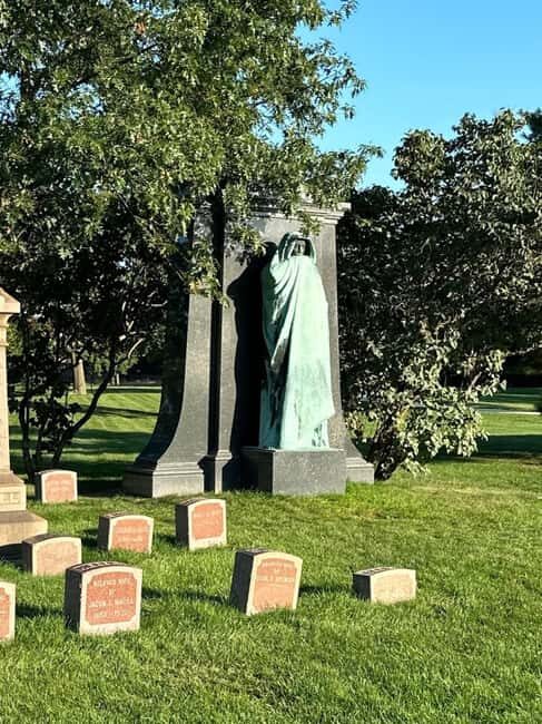 Chicago: Graceland Cemetery Guided Walking Tour - The Significance of the Location