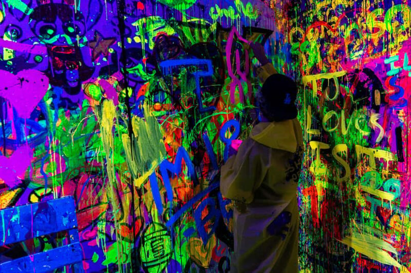 Chicago: Shooting & Spinning Art Experience (Neon Lights) - An Inside Look at the Neon Art Experience in Chicago