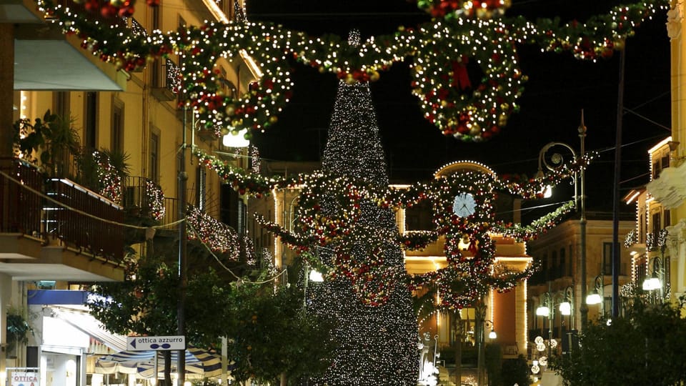 Christmas tour: from the nativity scenes of San Gregorio Armeno to the lights of Sorrento - A Detailed Look at the Tour