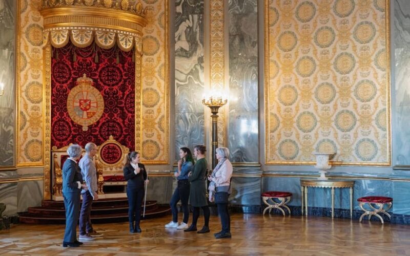 Chrtistiansborg Palace Tour in Spanish - Key Points