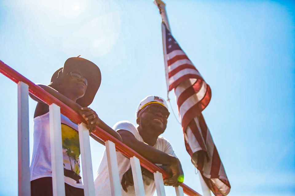 Cincinnati: Riverboat Cruise With Lunch and Entertainment - Music and Entertainment